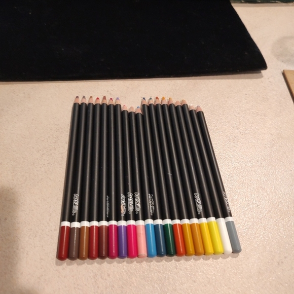 Experience the world of art with these 19 Art Skills Colored Pencils. - Picture 4 of 10